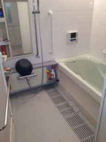 ブラックのパネルで高級感のあるお風呂へ